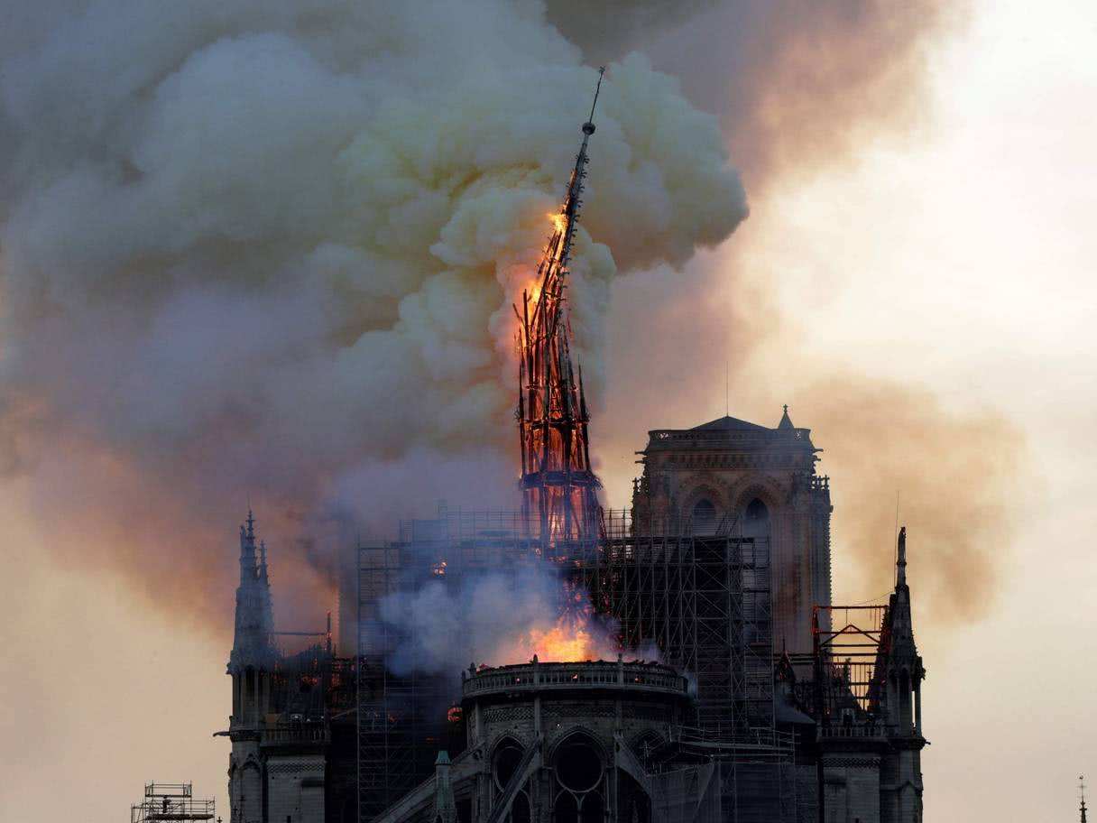 Desastre de incêndio em Notre Dame - Preste atenção à segurança do equipamento